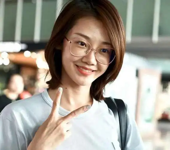 与郑恺通话苗苗低眉巧笑显娇羞无惧素颜对镜比v气质养眼