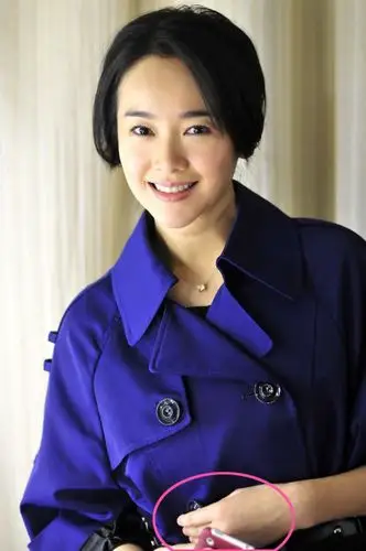 剧中的饰演李成功妻子的左小青现实生活中也用iphone