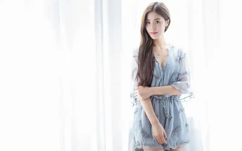 性感长腿女神居家桌面壁纸高清大图预览2560x1600_美女壁纸下载_美桌