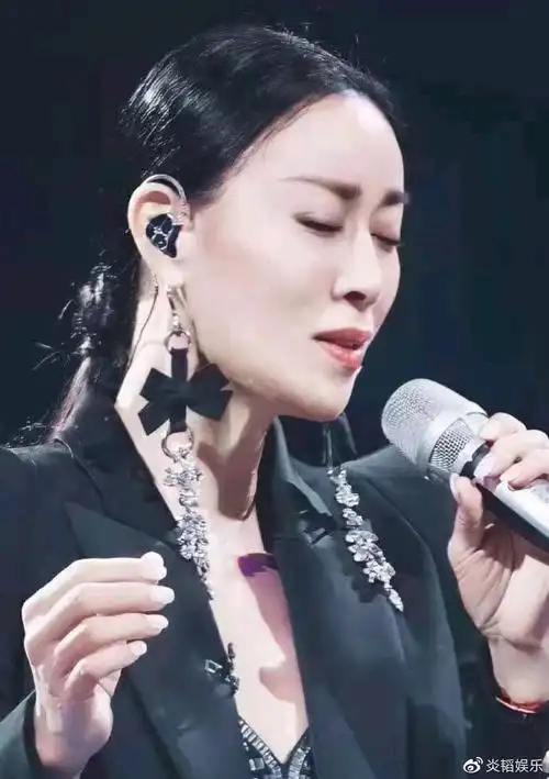 近日,那英在直播中提到了自己的年龄时反问大家,一定要说年龄吗?