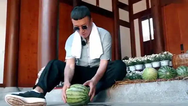 孙红雷口渴买西瓜,一句"保熟"吗?工作人员的不淡定了!