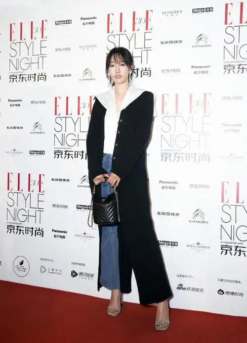 白百何的品位我给100个赞白衬衫配长款外套蓝色眼线超吸睛