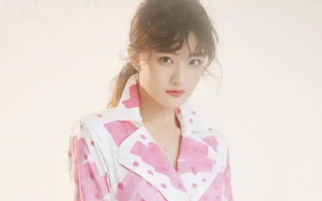 13岁演薛宝琴出名24岁与张铭恩分手26岁的徐璐如今怎样了