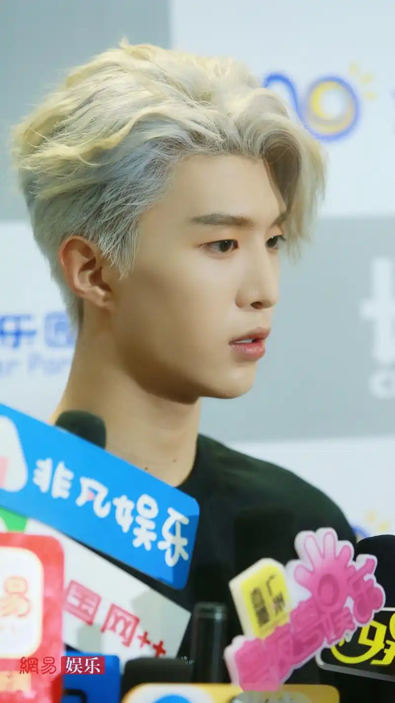 范丞丞白发造型现身广州,现场与粉丝约玩水,帅气值翻倍.