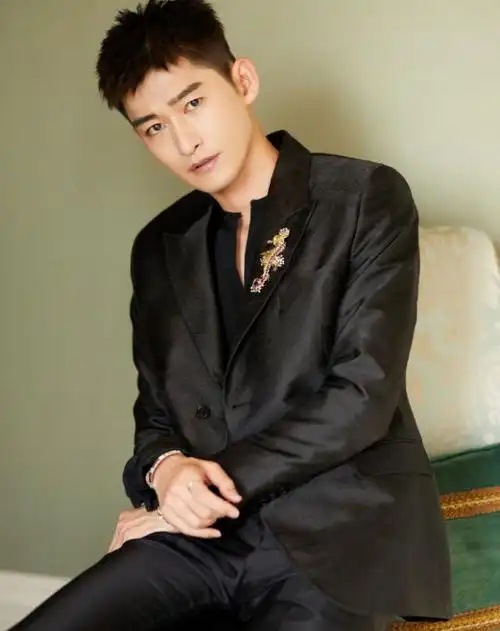 张翰绅士打扮太绝!轻松秀出霸总气概,真不愧是郑爽"最帅前任"