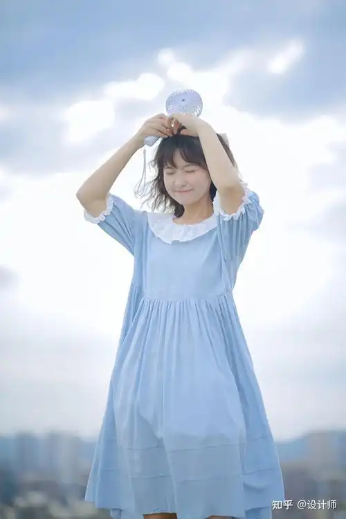 只拍半身的情况下,可以是一些抬手,举手,手放头顶等有助于在视觉上