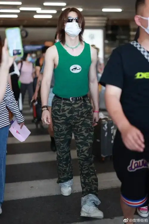 小鬼王琳凯超话#街拍时刻#2022/07/17@小鬼-王琳凯最新机场街拍
