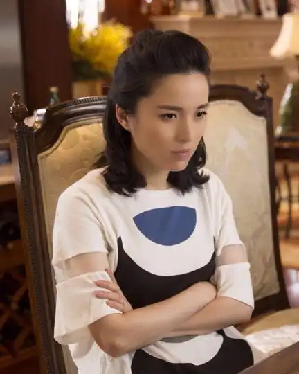 靳东老婆李佳罕晒娃,母子三人牵手画面温馨,昔日影后成全职太太