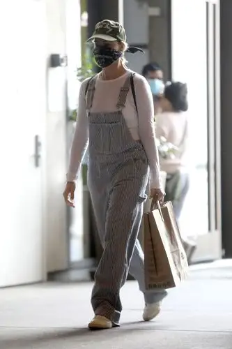 "小丑女"玛格特·罗现身超市 头巾蒙面代替口罩