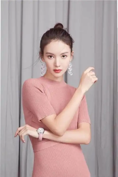 金晨小组合照太养眼,5美同框气场强大,西装配短装细腰迷人