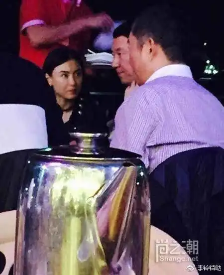 不少人都猜测,孩子爸爸是内地富豪,红三代的孙东海.