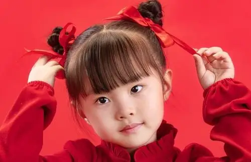 小女孩齐刘海短发扎发发型