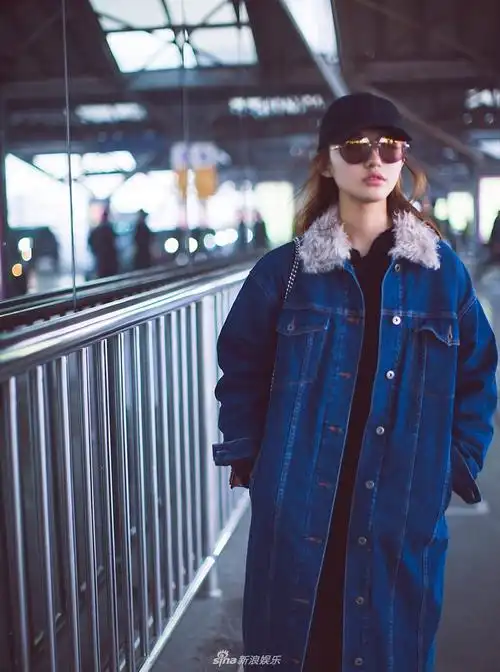 组图林允清晨现身机场素颜好皮肤青春无敌