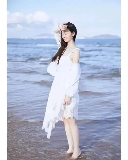 沙滩上,光jio与海浪嬉戏的宋轶_网易订阅