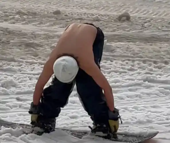 冰天雪地光膀子滑雪,直冲入水中跟朋友玩嗨了_冬奥会_北京_少年人