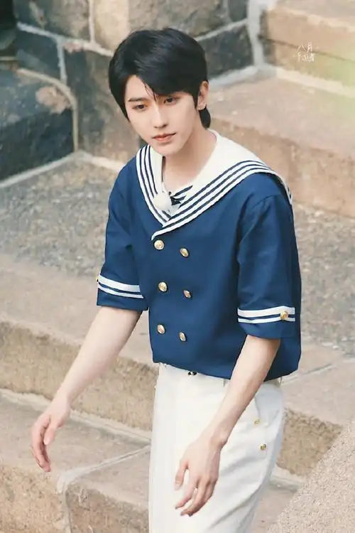 蔡徐坤海军服