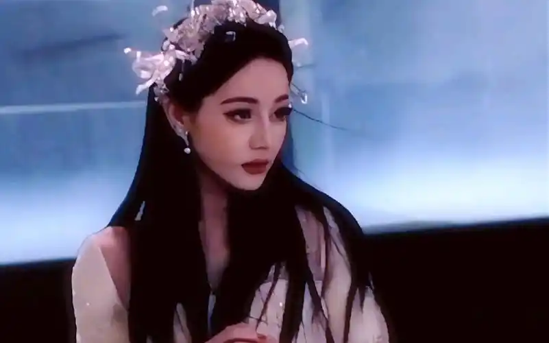 迪丽热巴一袭华丽礼服,简直是在逃公主,散发着柔美的光芒