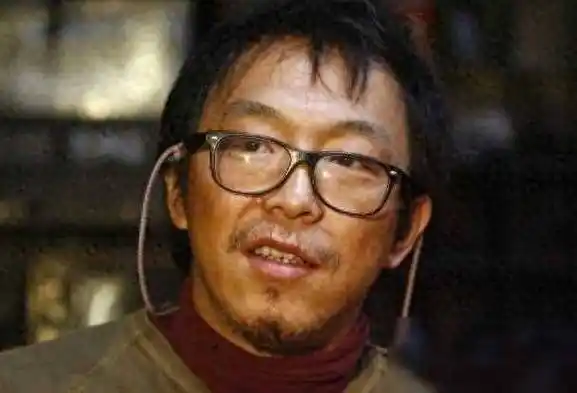 黄渤自曝:小时候挨打,皮带都被打断过,成名后,父亲却不认他了_医疗