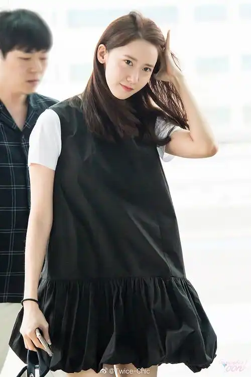 林允儿仁川机场街拍黑蓬裙粉飘带内搭纯白t恤乖巧干净