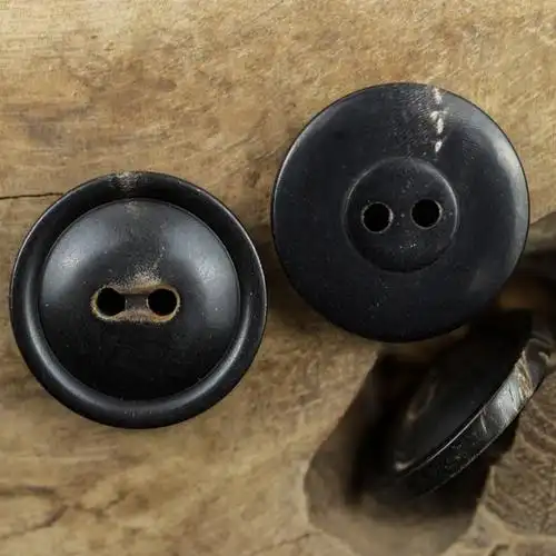 天然黑色两孔眼火烧焦黄复古日系式牛角纽扣西服装外套毛衣钮扣子