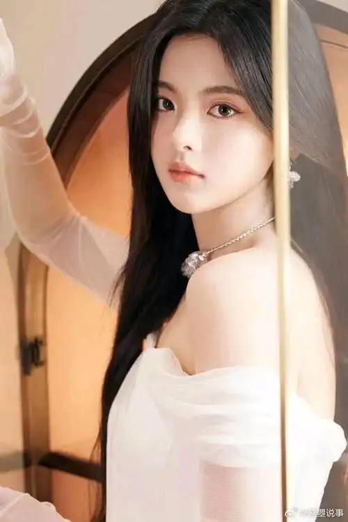 杨超越从出道至今,一路越变越美,凭借着优越的先天外貌条件,加上妆容