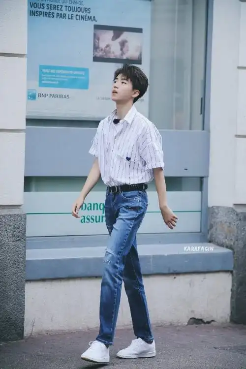 爱豆中的腰精代表#王俊凯的名品腰,名副其实的"腰精"满屏的大长腿