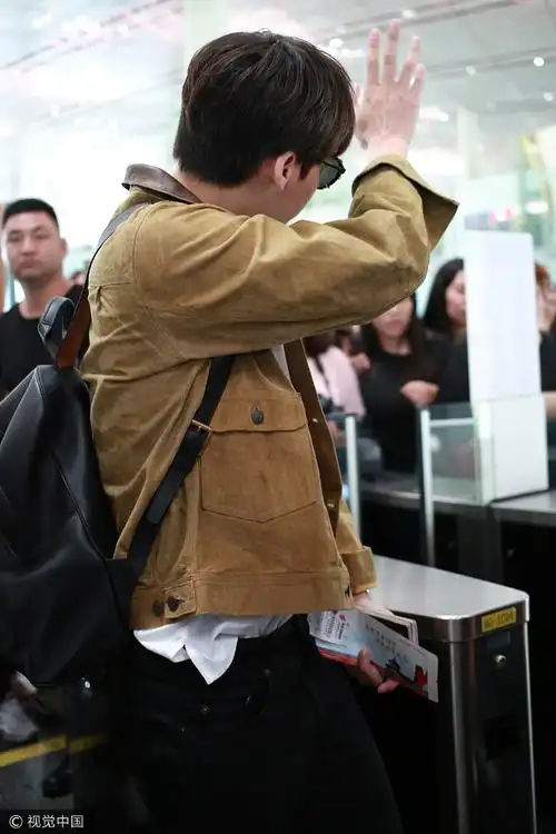 李易峰墨镜遮面现身机场挥手告别粉丝超暖