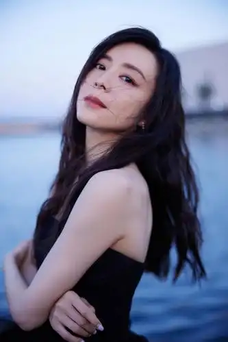 张静初早期的作品《无双》《门徒》《孔雀》《唐山大地震》里塑造的