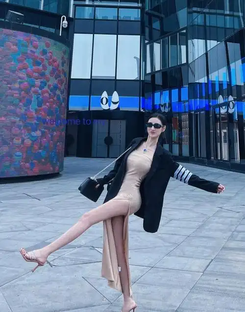 亚洲小姐吴春怡晒写真,身穿高开衩裙,公众场合劈腿|写真照|高跟鞋