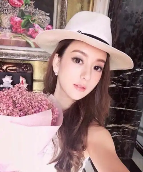 郭富城老婆方媛晒健身照,马甲线明显,家中豪宅奢华