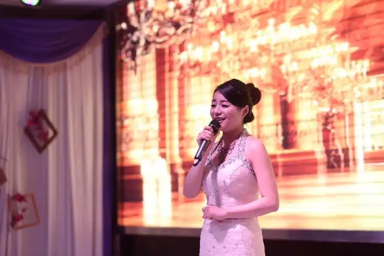 做婚礼主持人该具备哪些条件-做婚礼主持人有什么要求