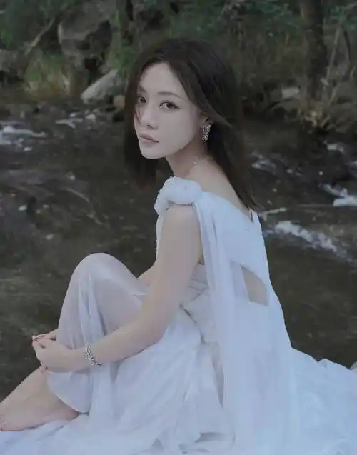 邓家佳北影节纯白礼服造型,也太美,太仙气了吧_白色_电影节_长裙