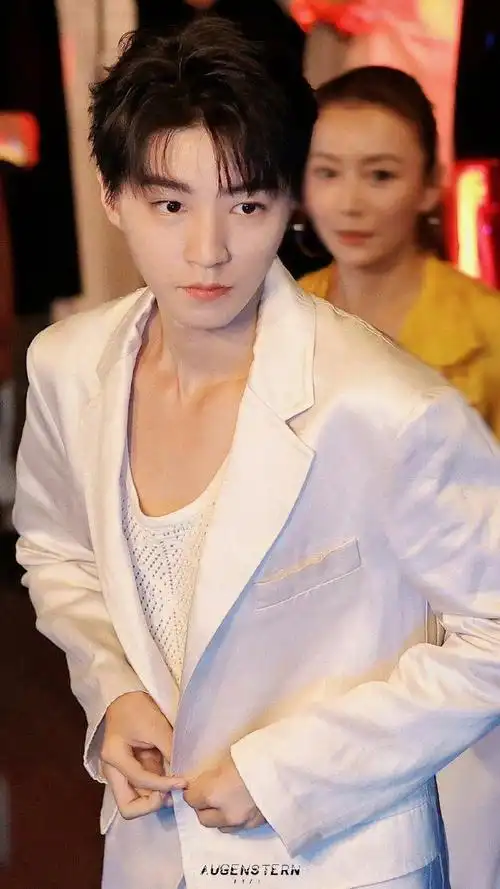 好消息王俊凯将参加2024巴黎时装周