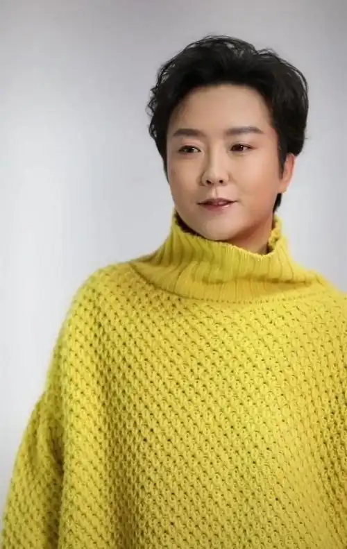 42岁李玉刚近照曝光脸部圆润嘴唇油光锃亮被嘲像富态中年大妈