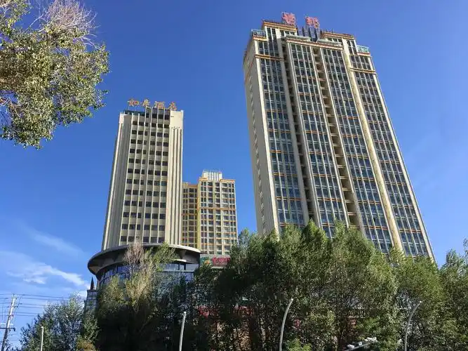 青海格尔木市区绿树成荫堪称高原绿城