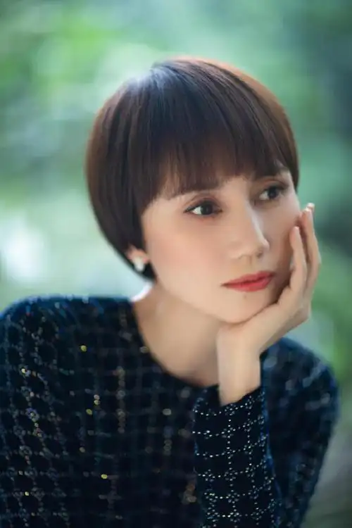 女人过了40岁该剪什么发型?看袁泉陈数就知道了,气质又减龄__财经头条