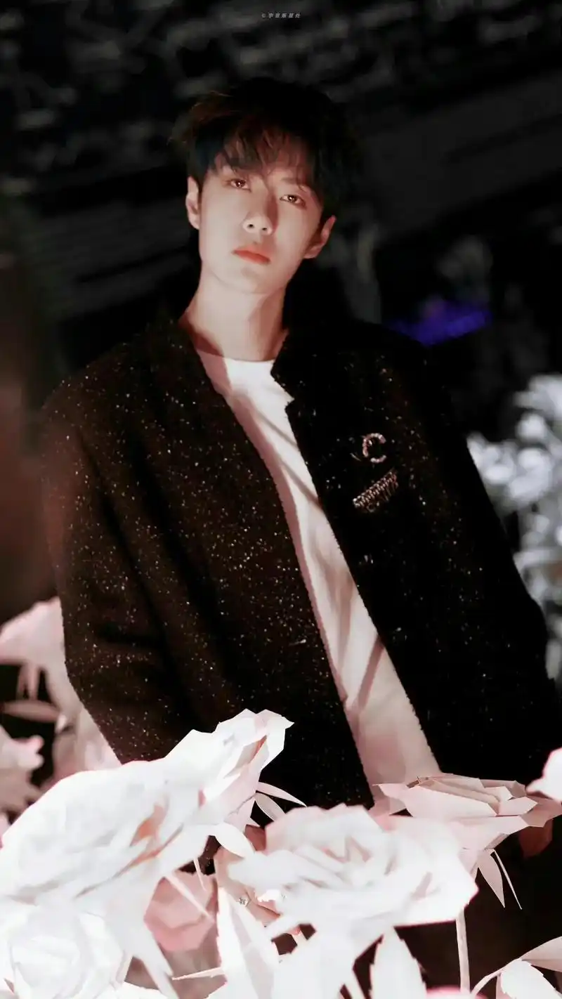 "我心有思念重重,一重是你,千重万重也是你"@uniq-王一 - 抖音