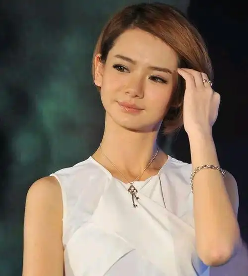 戚薇说女孩别怕太显眼:你本耀眼,当然显眼