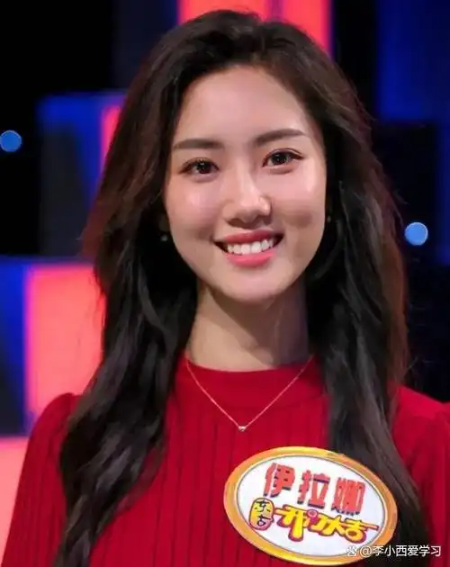 央视《远方的家》主持人伊拉娜,五官精致,肤色偏黑,有种野性美