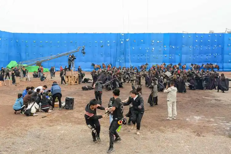 最近有个项目开机,在开机前他已经为所有剧组工作人员上好了剧组人员