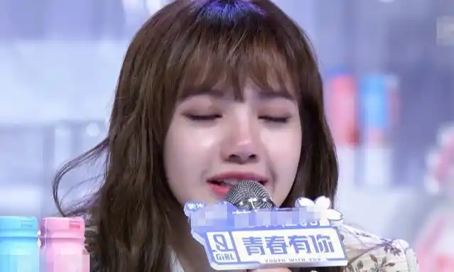 lisa现场哭红了眼,谁留心蔡徐坤干了啥?家教是装不出来的_网易订阅