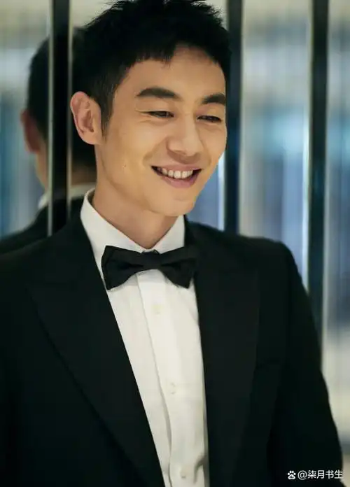 朱亚文:与老婆因戏生情,后悔结婚太晚,婚后9年零绯闻独宠妻女