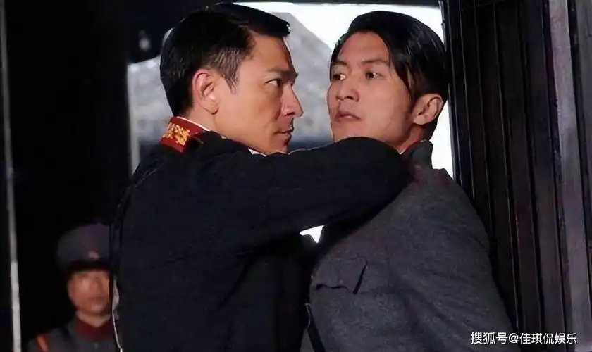 刘德华:未曾料到,一个随口亲的婴儿,竟将他差点推向深渊_谢霆锋_成为