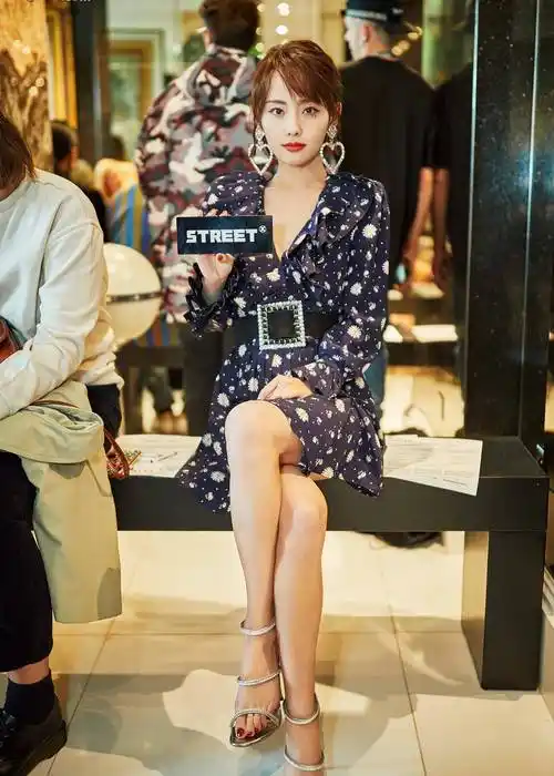 张嘉倪女神的白色花朵图案的连衣裙搭配银色一字带高跟凉鞋.