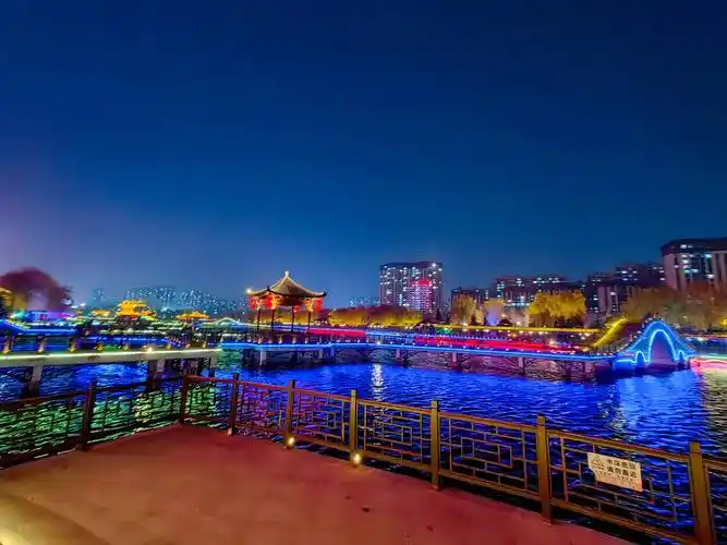 泰安老街:只有三岁,却成网红地标_泰山_美食_灯光