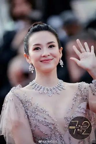 章子怡亮相戛纳电影节闭幕红毯裸粉深v纱裙仙气十足