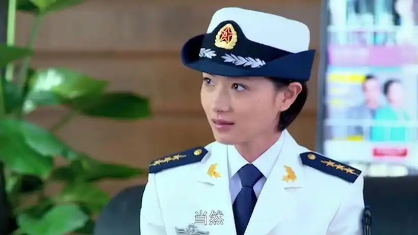 天生要完美:万茜秒变海军,接见上司云天耀,真是郎才女貌!