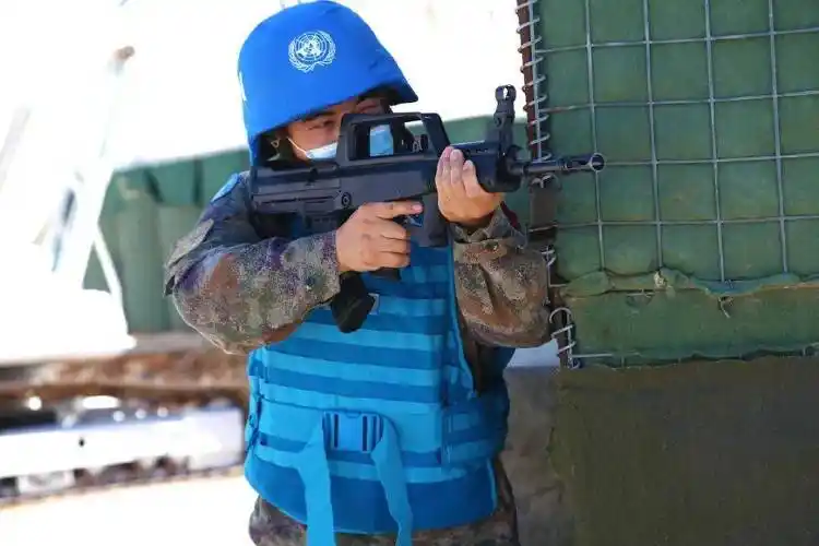 致敬守卫和平的中国蓝盔