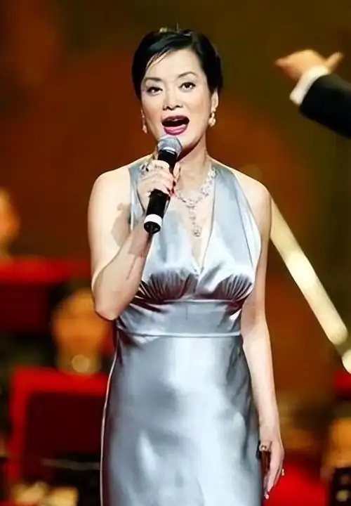 毛阿敏近照:素颜憔悴,与百亿隐形富老公恩爱多年,女儿美炸了