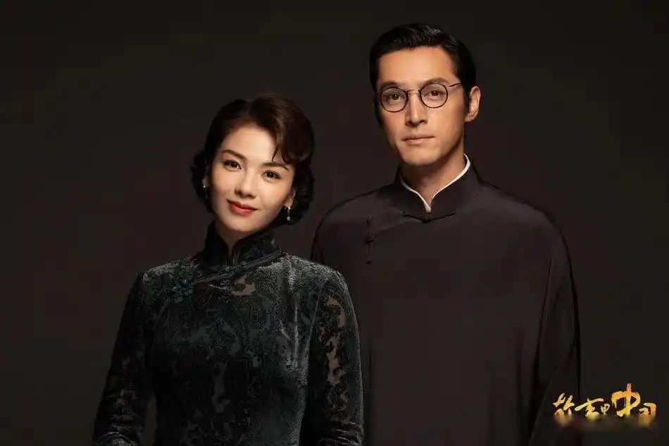 胡歌,刘涛古风大片,俩人身穿民国风服饰,同打一把伞,拥抱对视端庄大方